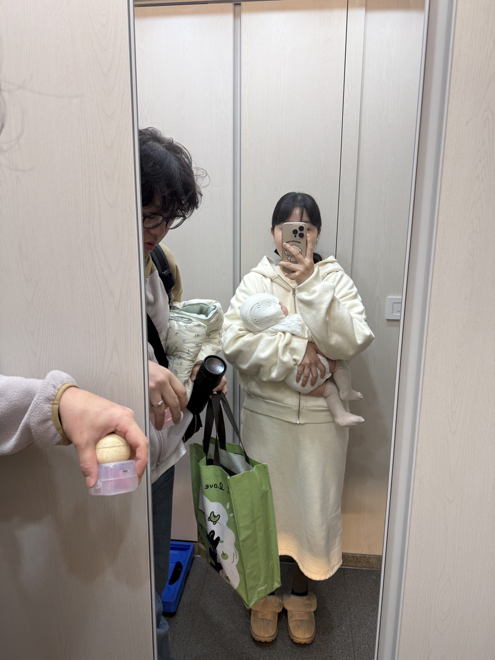 아빠, 엄마와 함께 외출을 준비하며 현관거울로 찍은 가족사진