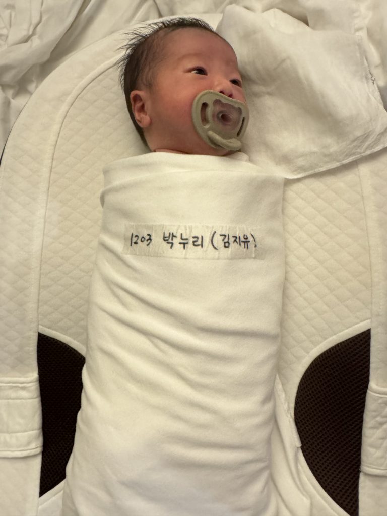 신생아 지유가 더블하트(피죤) 쪽쪽이를 물고 있는 모습 - 조리원 시절 기록 사진