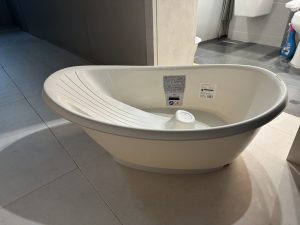 오케이베이비 온다베이비플러스 아기 욕조 전체 모습. 36도 기울기 설계와 중앙 퀵 배수구가 보임