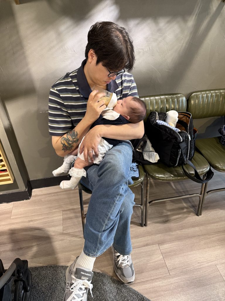 마베비 젖병워머로 분유온도 맞춘 분유를 먹는 4개월 지유