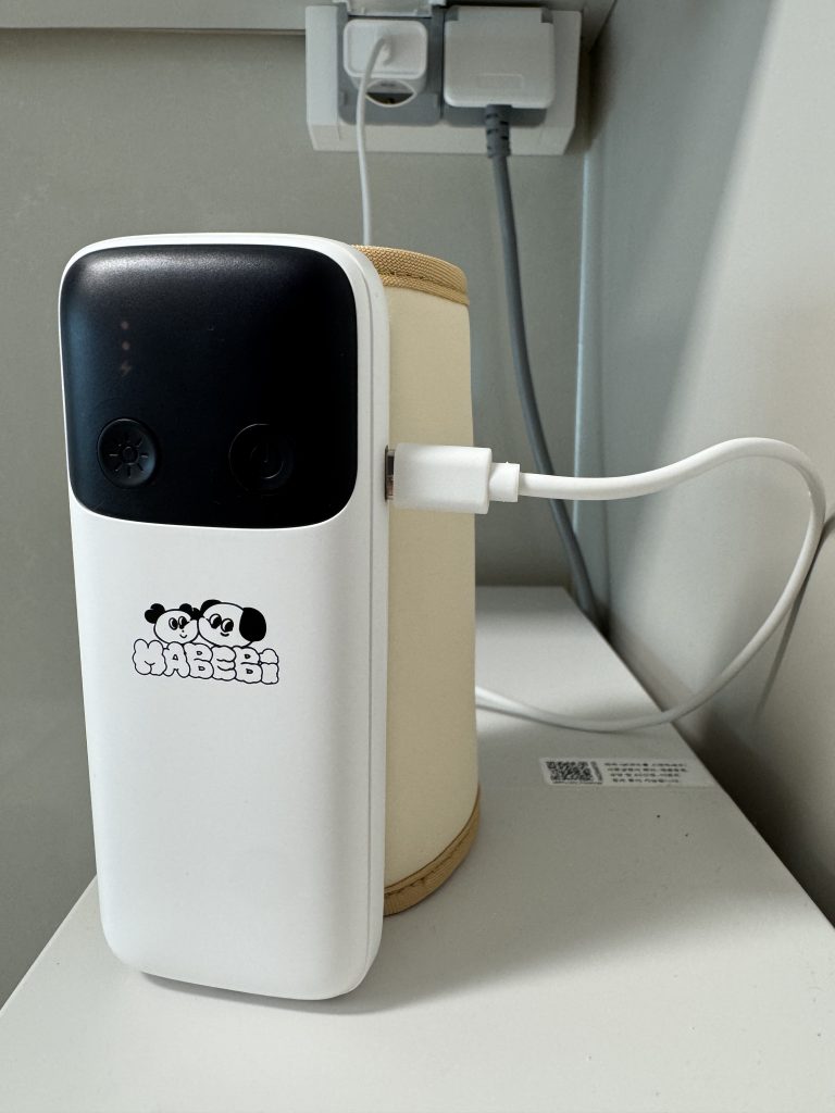 USB C타입 충전 중인 마베비 젖병워머