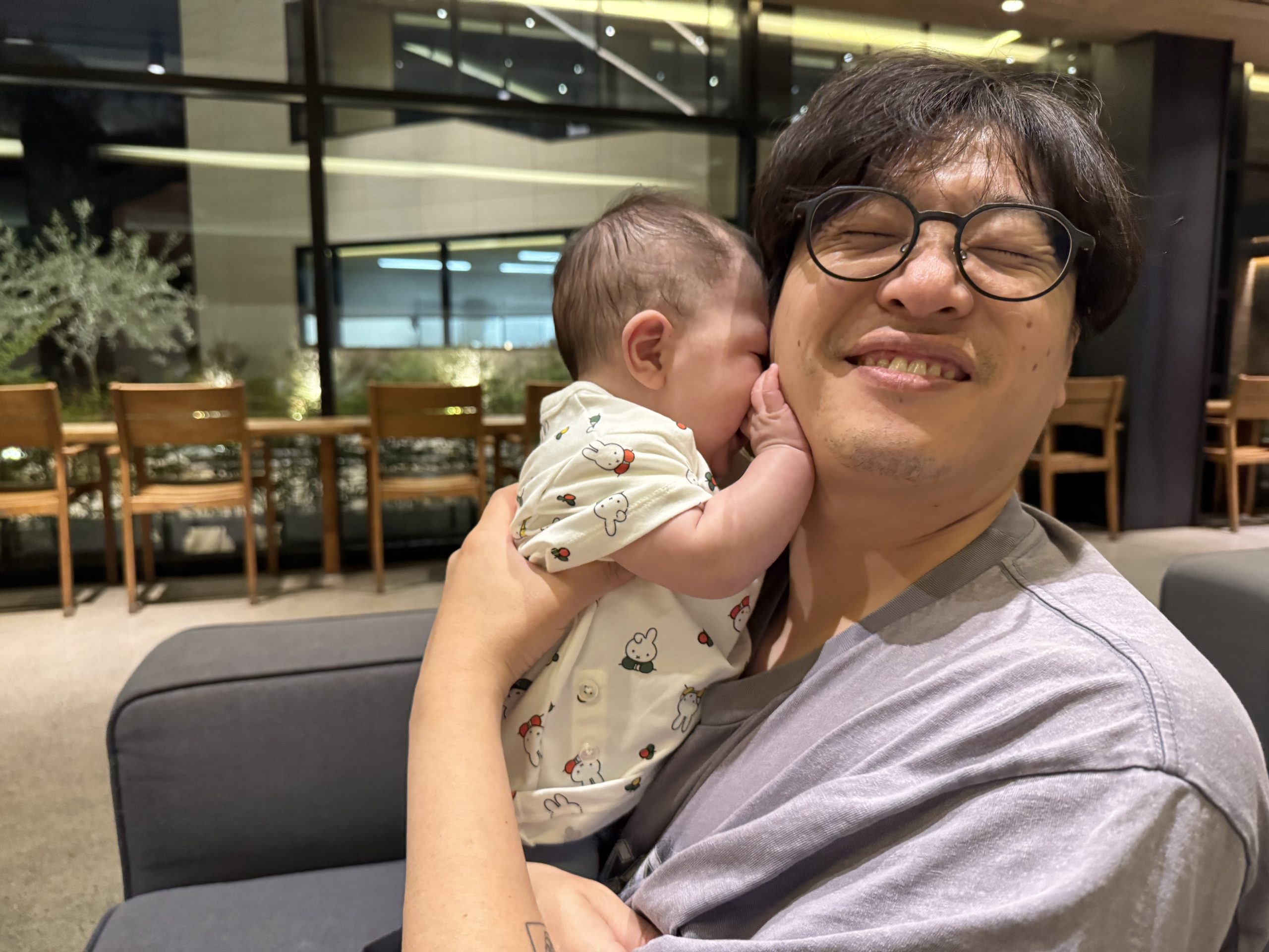 블랙업커피 을숙도점 지유 볼에 얼굴 부비는 아빠