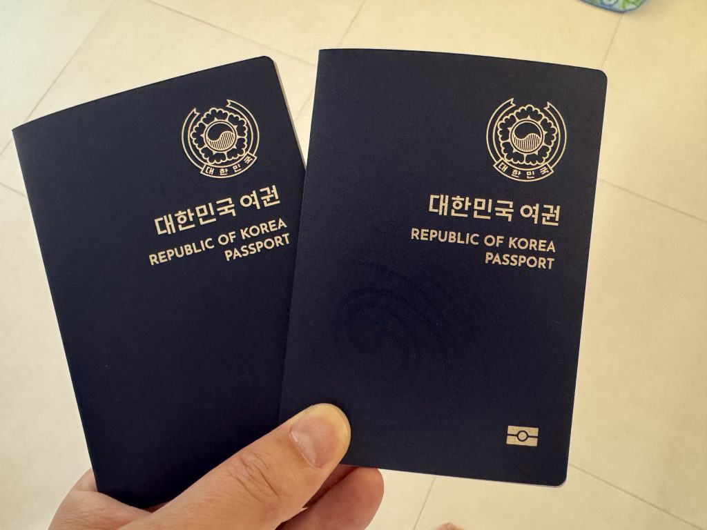 조던킴과 지유의 여권 2개. 아빠와 딸의 정부24 여권 재발급·방문 신규 발급