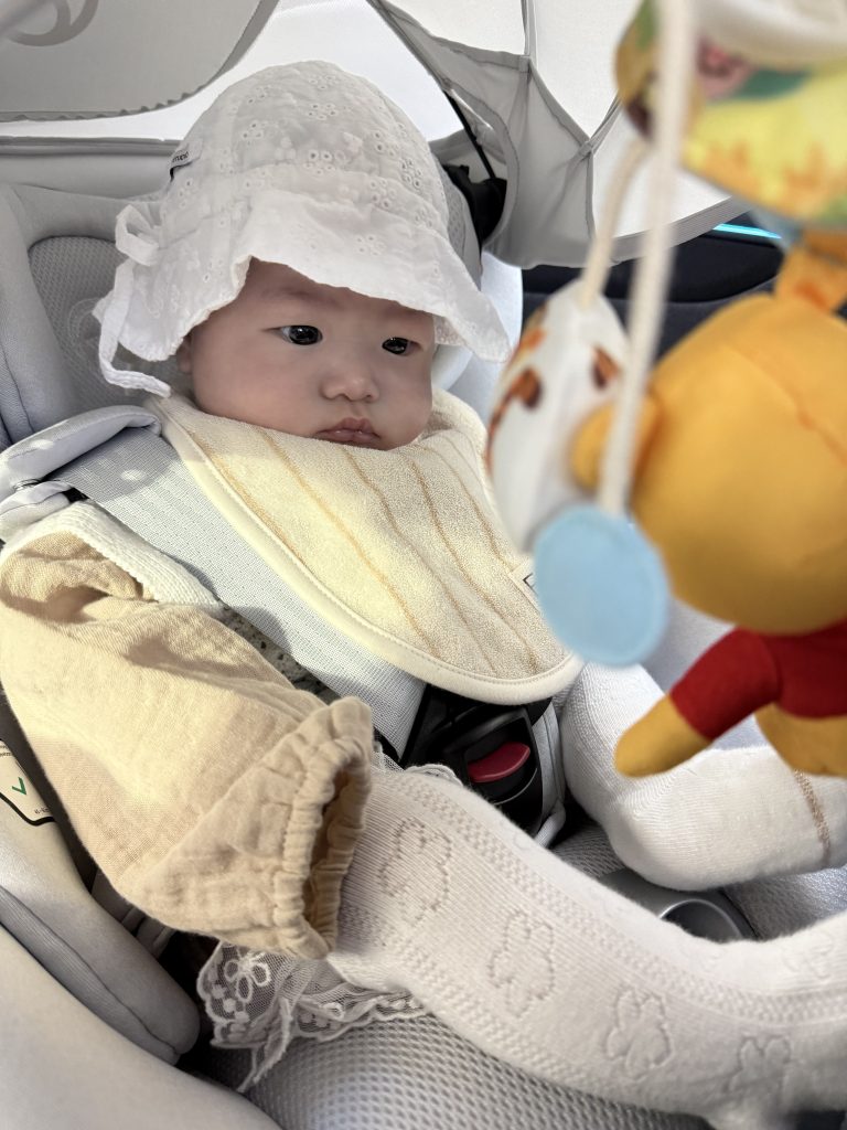 카시트에 앉아 있는 4개월 지유