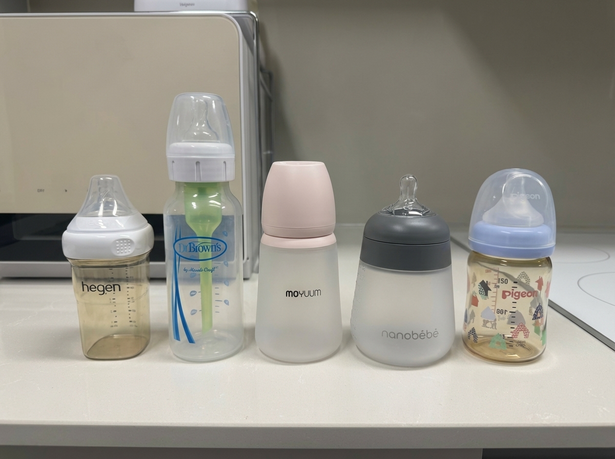 나란히 놓인 젖병 5종(헤겐, 닥터브라운, 모윰, 나노베베, 피존)의 모습