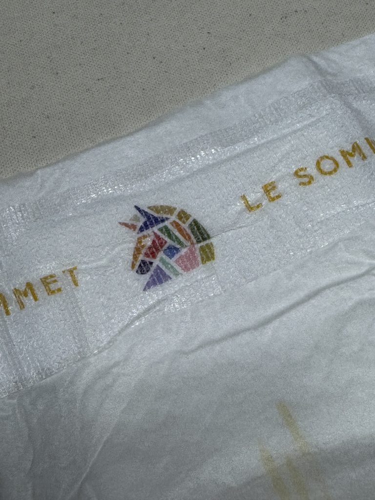 프리미엄 기저귀 브랜드 르소메 LE SOMMET의 감각적인 유니콘 로고 디테일