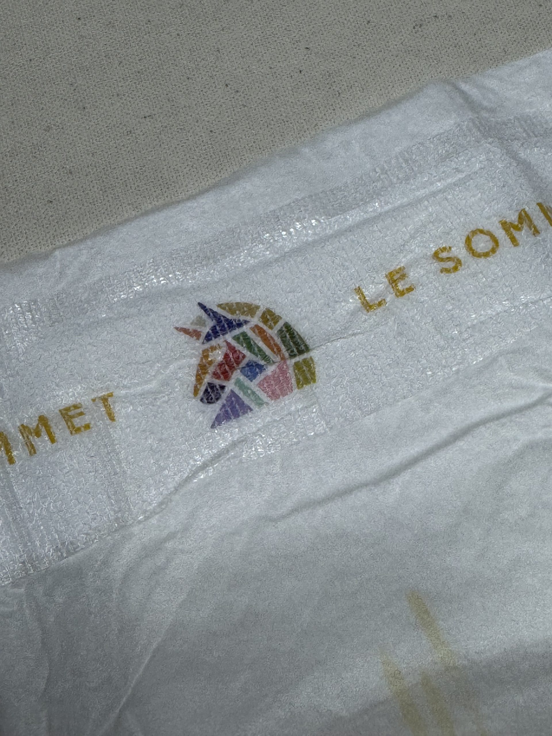 프리미엄 기저귀 브랜드 르소메 LE SOMMET의 감각적인 유니콘 로고 디테일