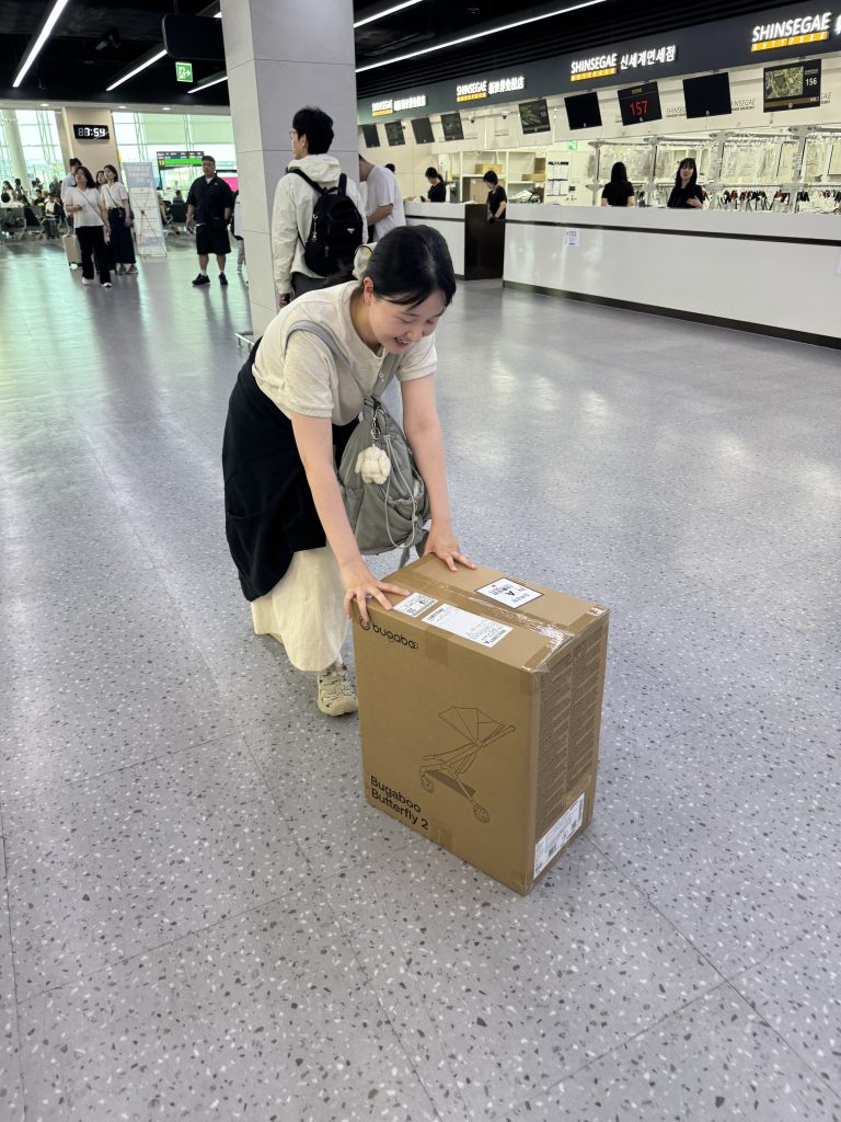 김해공항 면세품 인도장 부가부 버터플라이2 유모차 수령 - 휴대용유모차 면세점 후기