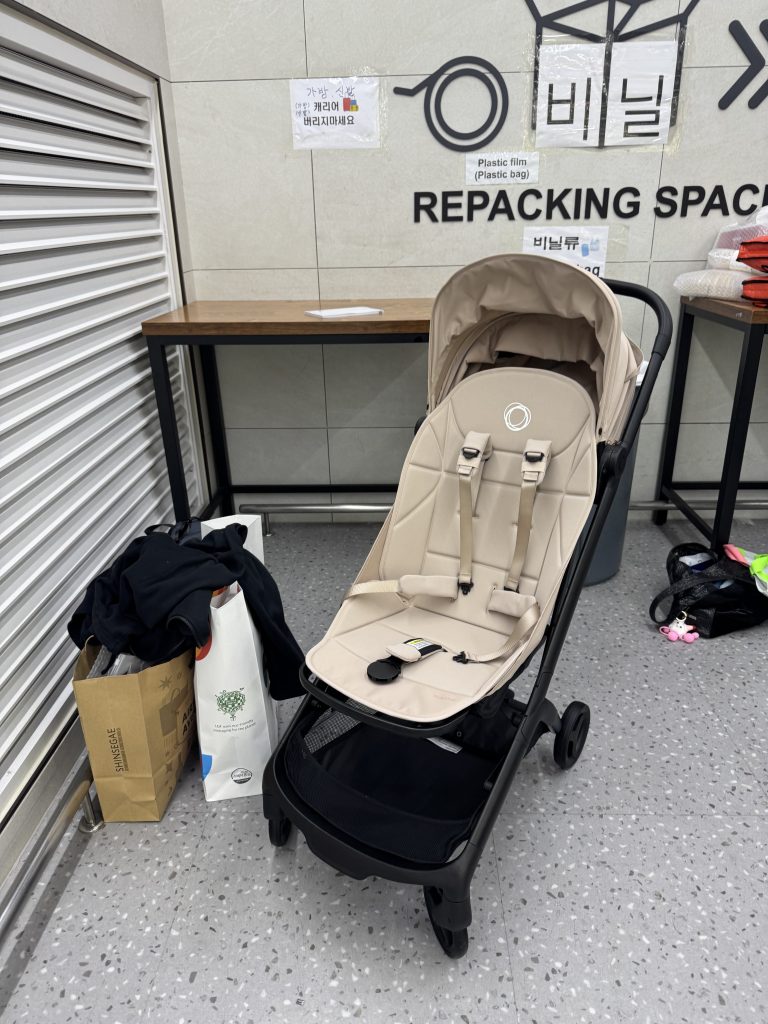김해공항 면세품 재포장구역에서 부가부 버터플라이2 조립