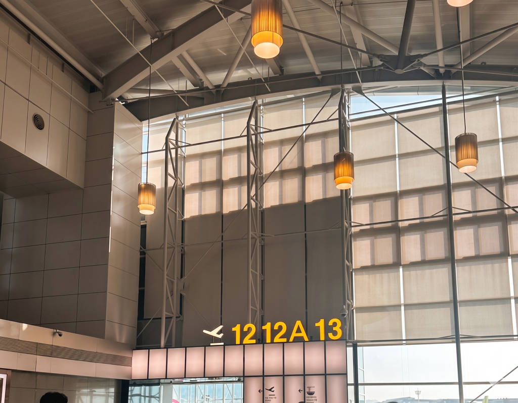 김해공항 국제선 탑승게이트 안내판