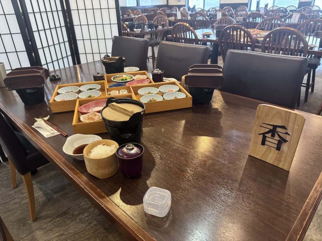유후인 료칸 유후산 조식 식당 객실 명패 지정석 테이블 세팅