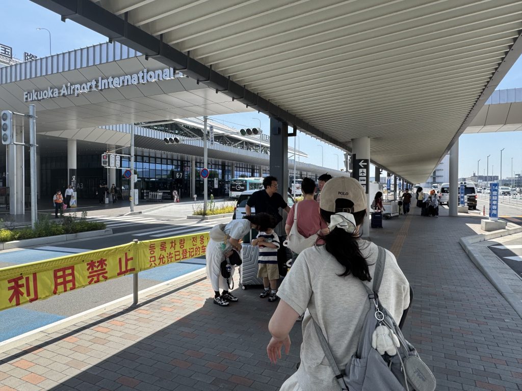 후쿠오카공항 국제선 렌터카 송영버스 14번 승강장 위치 공항쪽 전경 - 후쿠오카공항 렌트카 셔틀 대기