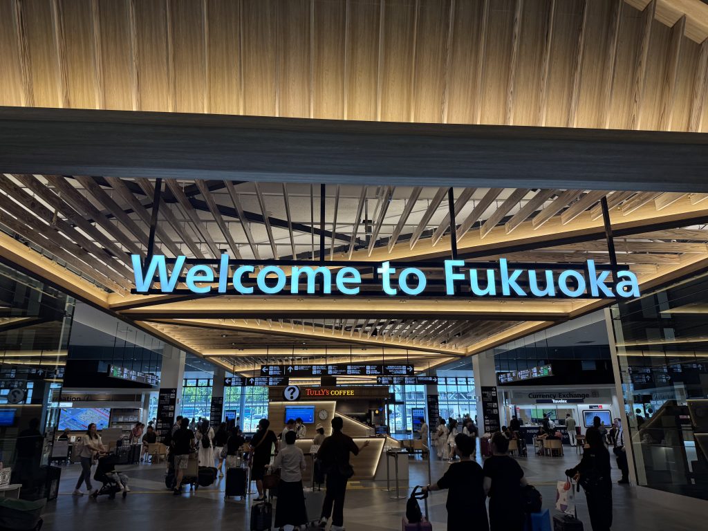 후쿠오카공항 국제선 입국장 Welcome to Fukuoka 환영 안내판 - 렌터카 영업소 찾기